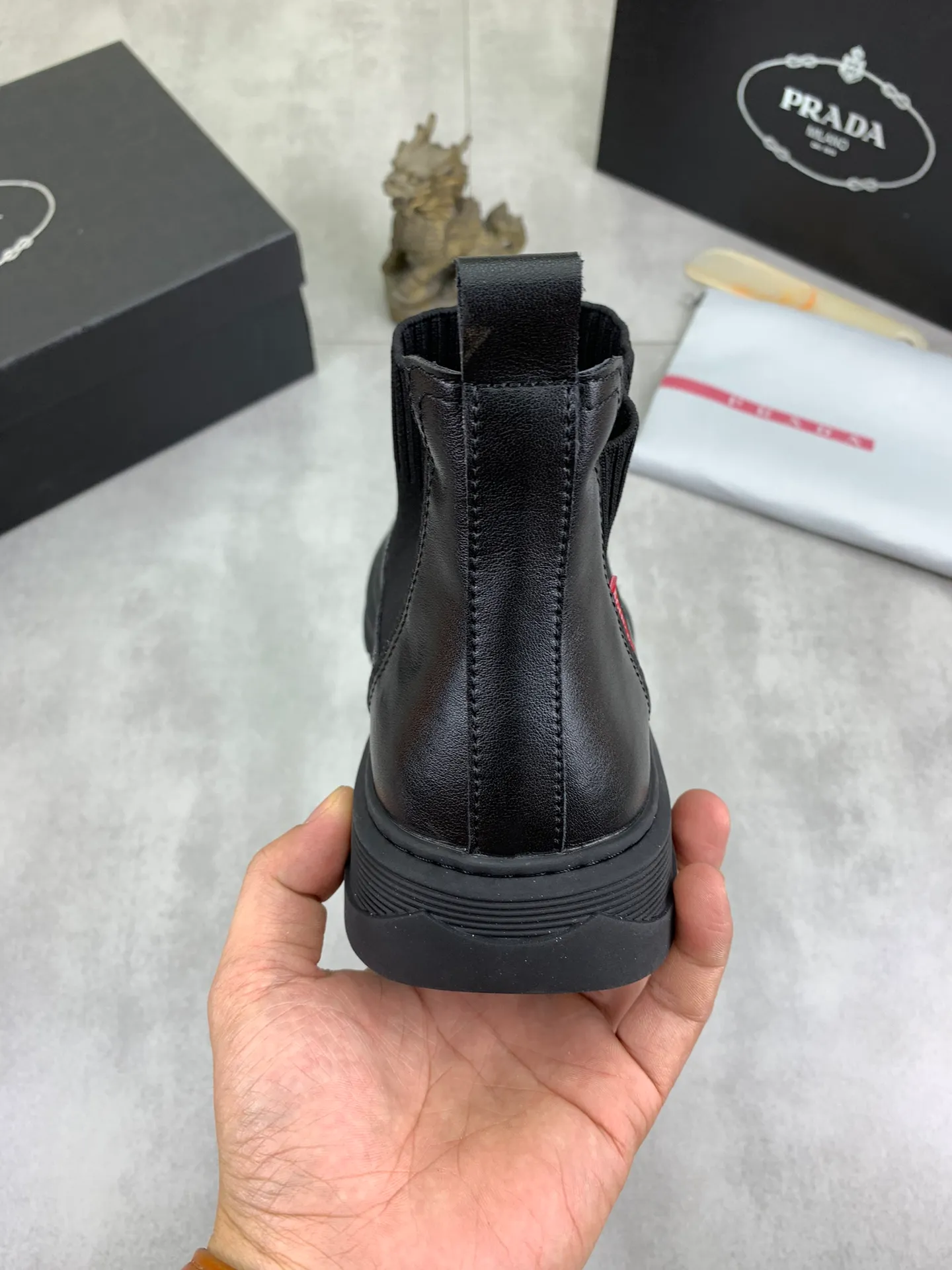 Men's shoes 💰P480 new style, sheepskin and velvet lining, new PRADA (Prada) high tops are on the market, new men's shoes, 😘 fabrics are selected from original imported calfskin. Soft sheepskin lining and warm fleece lining. The original version is awesome! 👍🏿Original open-molded non-slip PU outsole, with exquisite lines, simple and elegant, super comfortable and classy on foot, suitable for leisure travel. Code number:38-44
